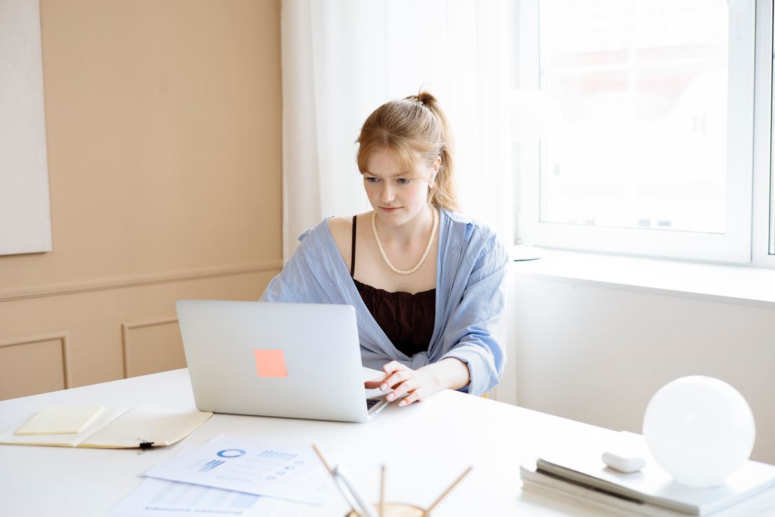 Une professionnelle apprend depuis son ordinateur dans un espace de travail lumineux